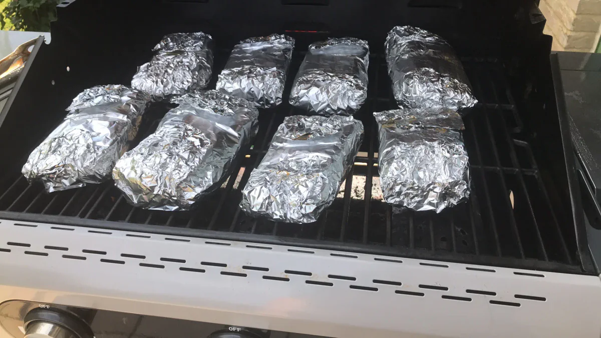 Travers de porc cuits en papillote puis dorés au barbecue