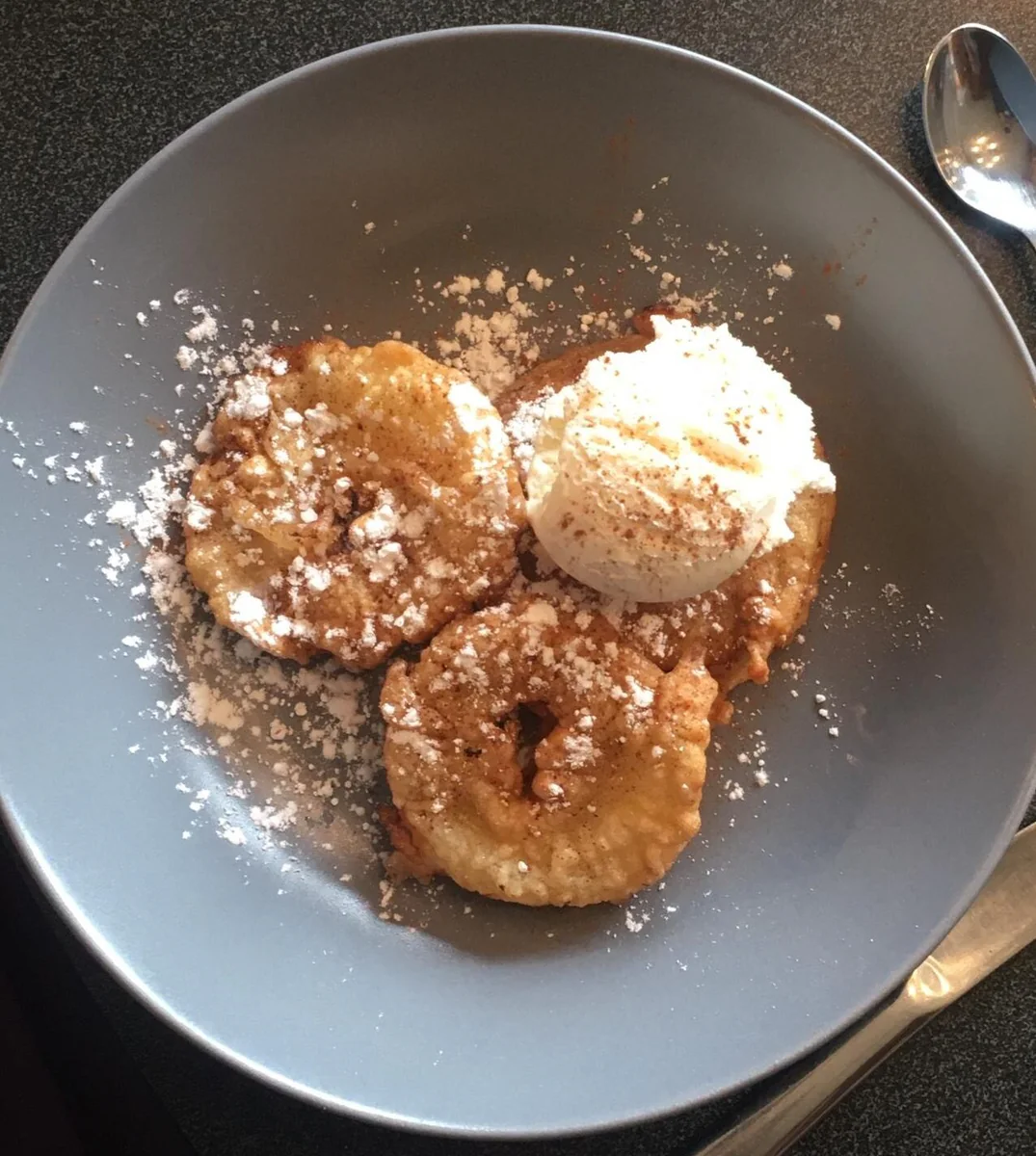 Apfelküchlein mit Eis