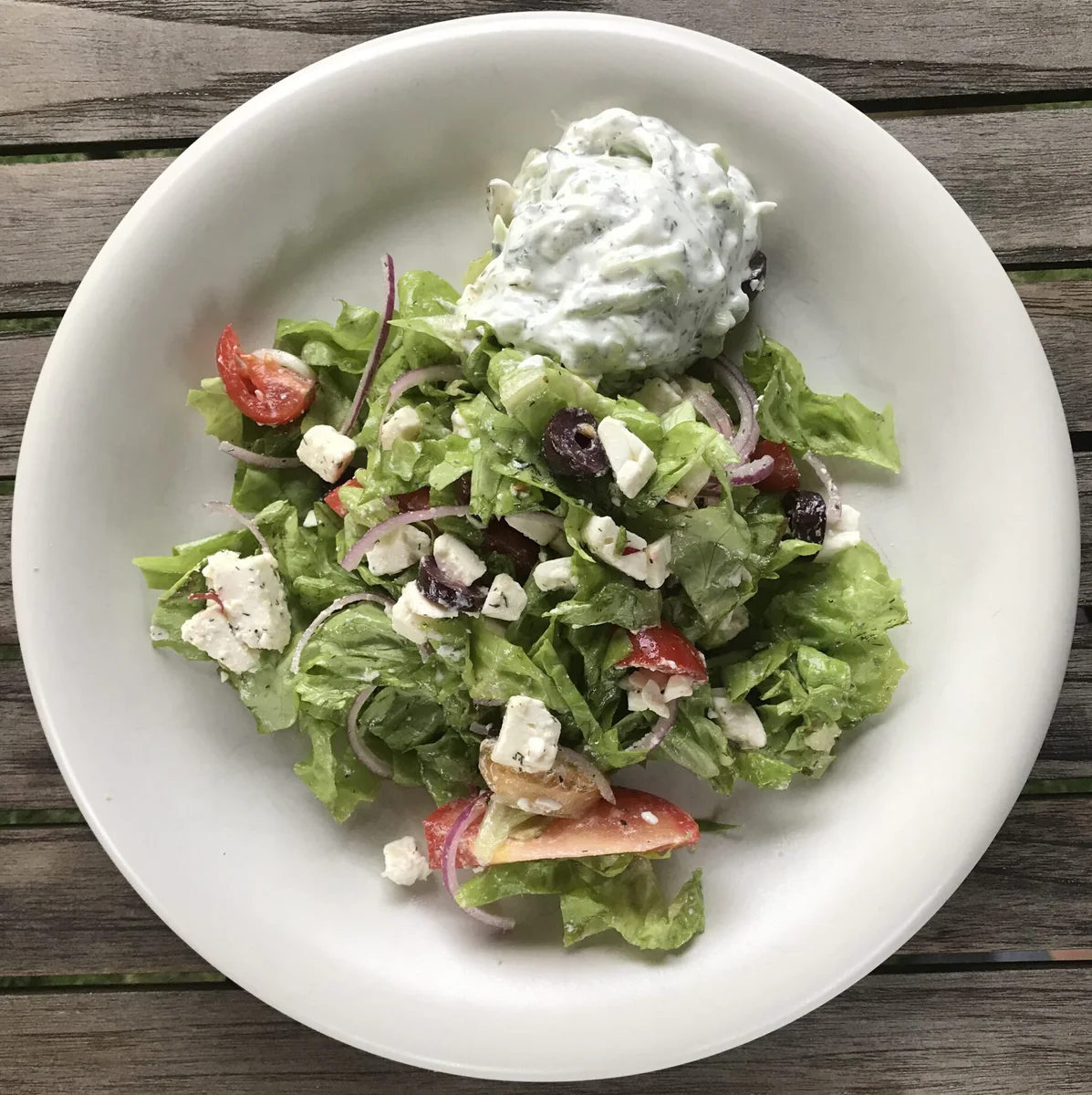 Salade grecque à la laitue, aux tomates, au concombre, aux olives, à la feta et à l’aneth