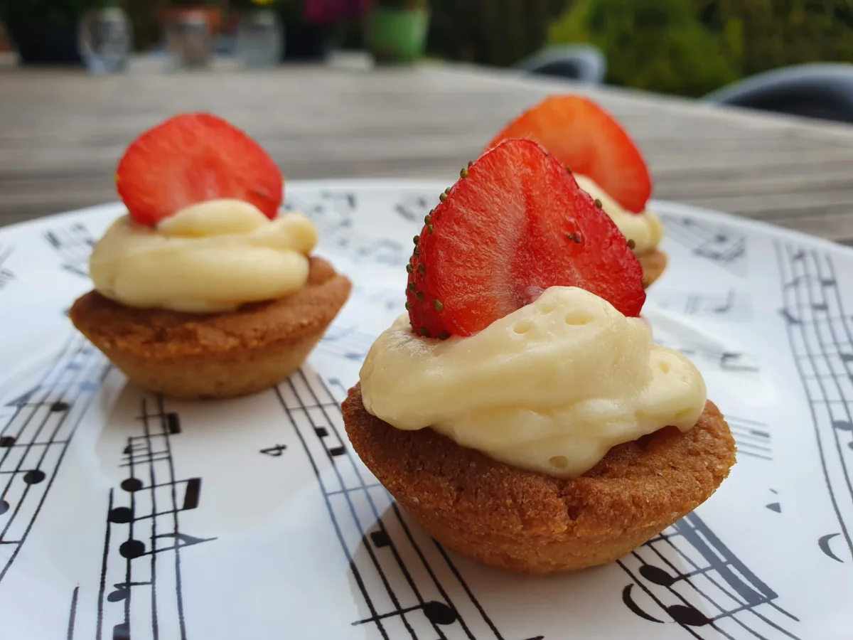 bretoens-koekje-met-creme-en-aardbei