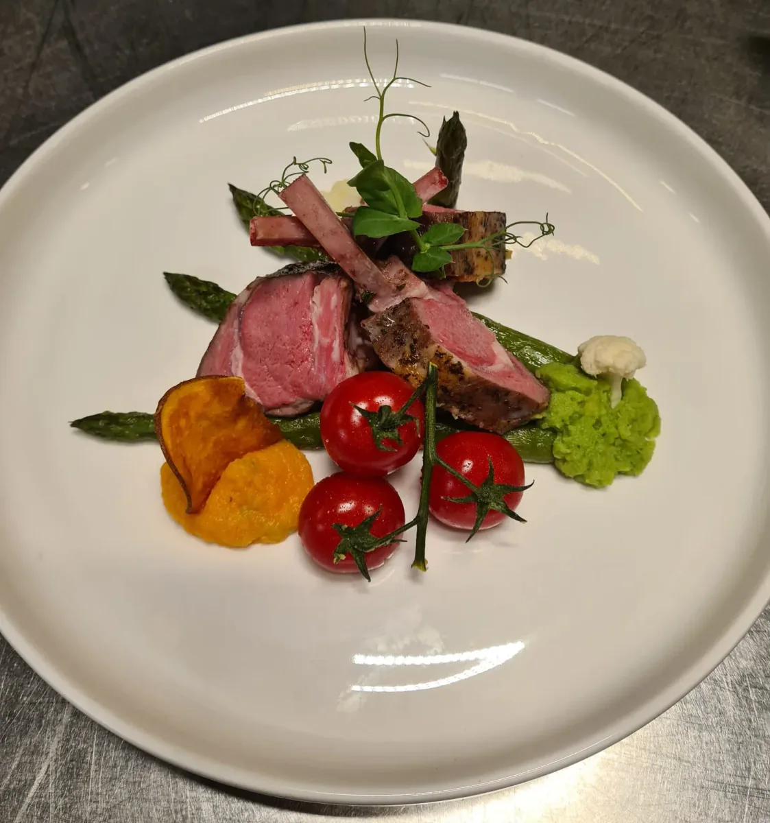 Sous-vide gegartes Lammkarree mit einem Püree-Trio