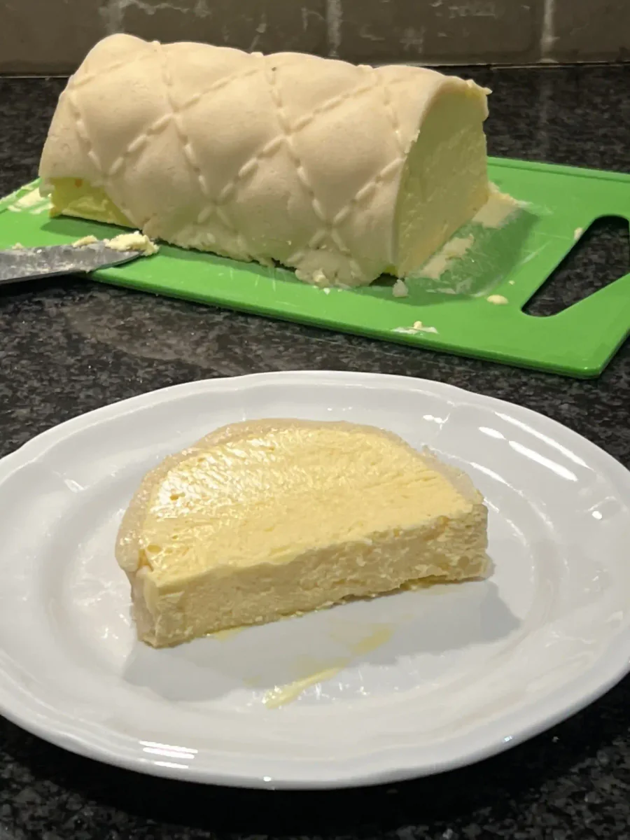 Ein Stück Marzipan-Eistorte