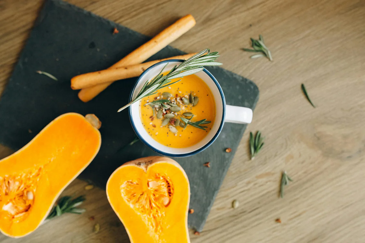 Wärmende Butternusskürbissuppe mit Kurkuma und Kreuzkümmel