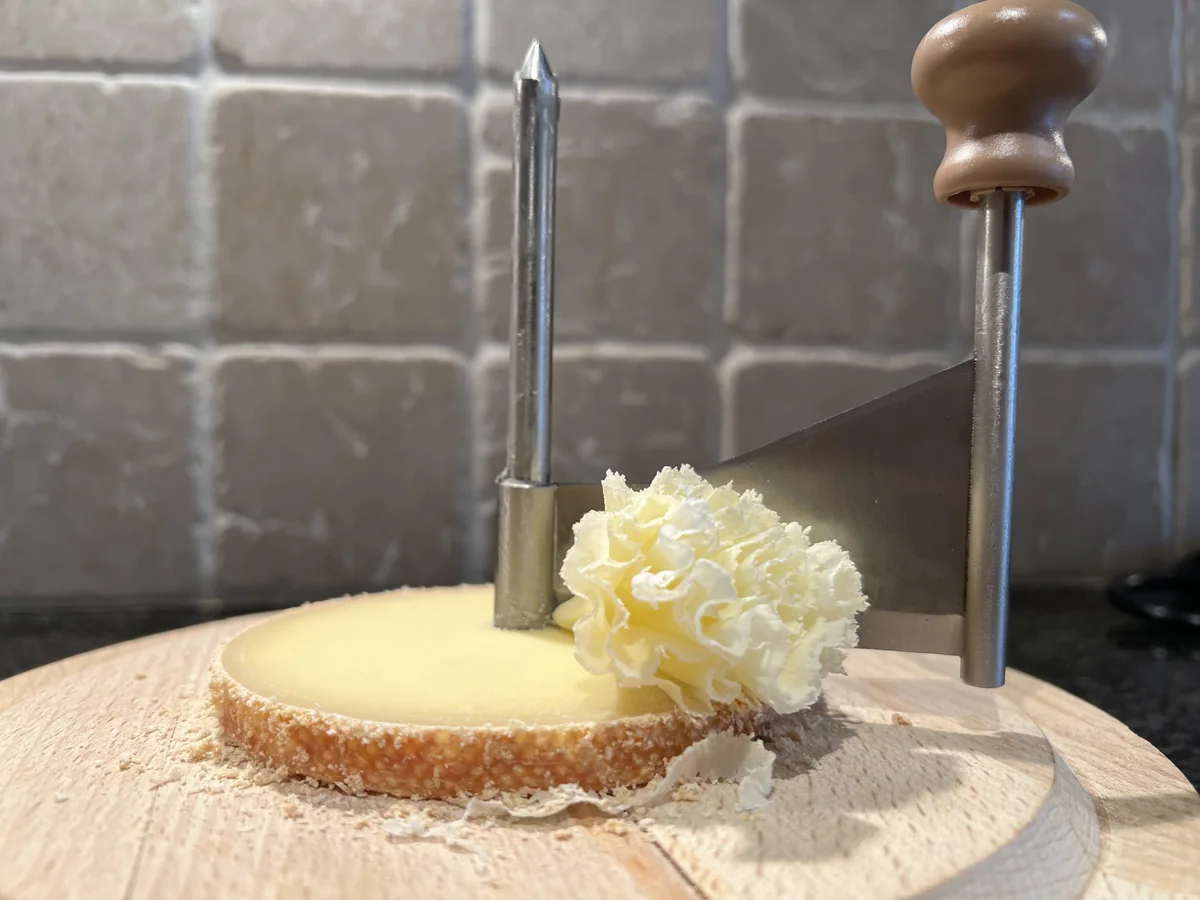 Tête de Moine découpée en rosettes à l’aide d’une girolle