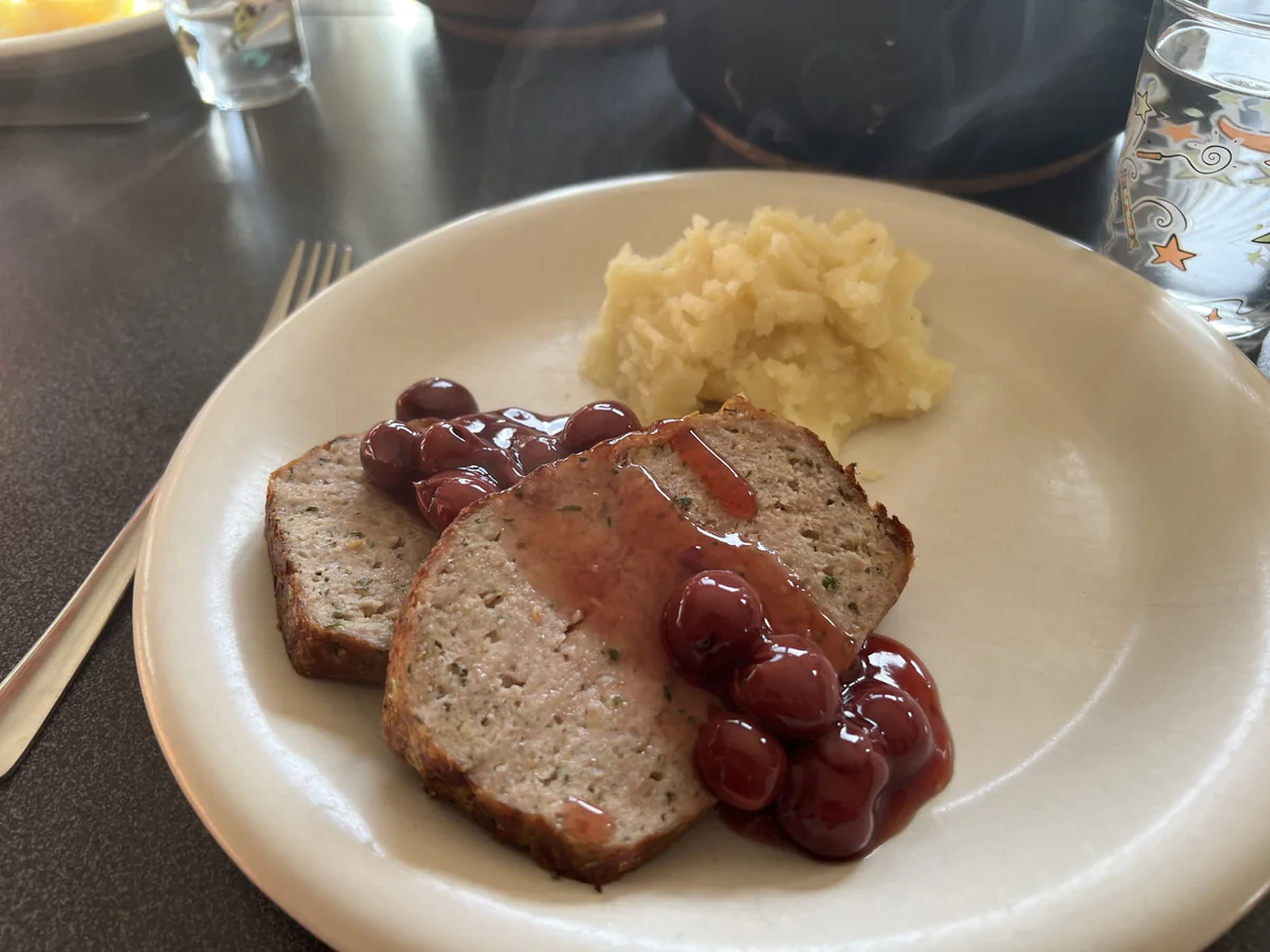 Hackbraten mit gesüßten Sauerkirschen