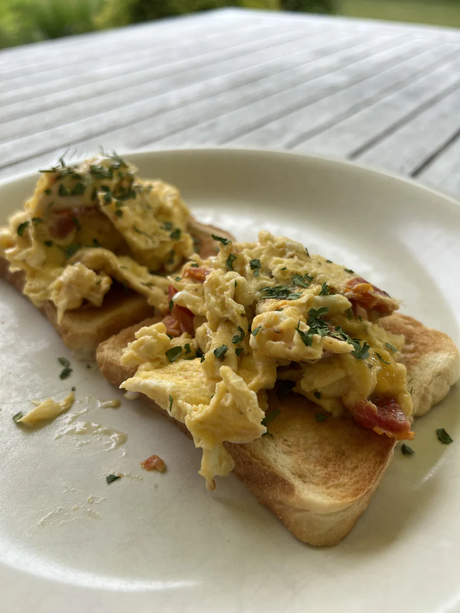 Scrambled eggs with toast and sun-dried tomatoes