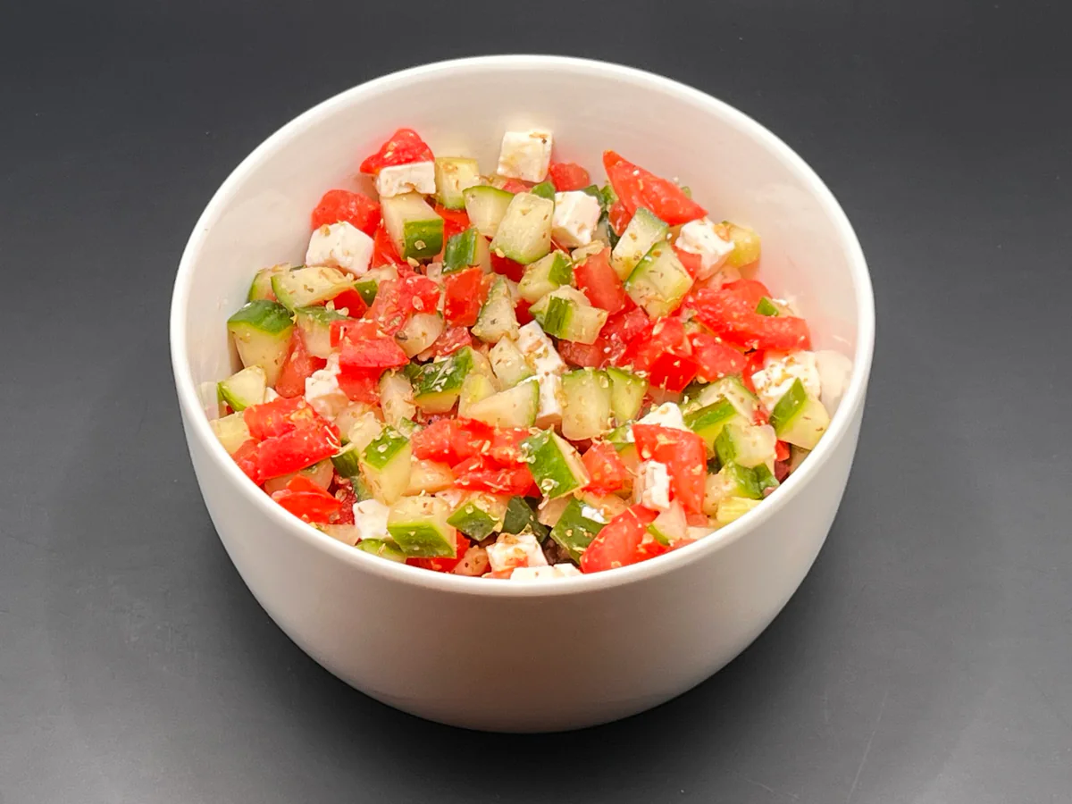 Mediterraner Salat mit Tomaten, Gurke, Feta und Oregano