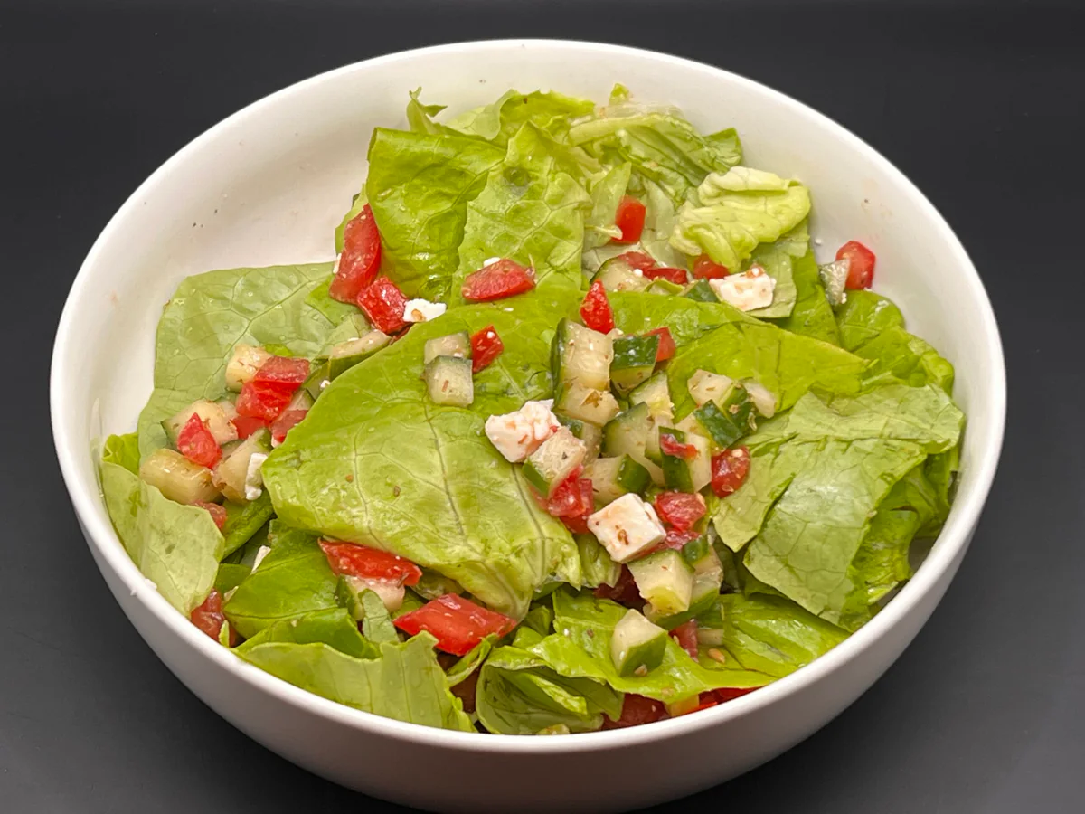 Zubereitungsfoto zu Tomaten-Gurken-Feta-Salat, Schritt 8