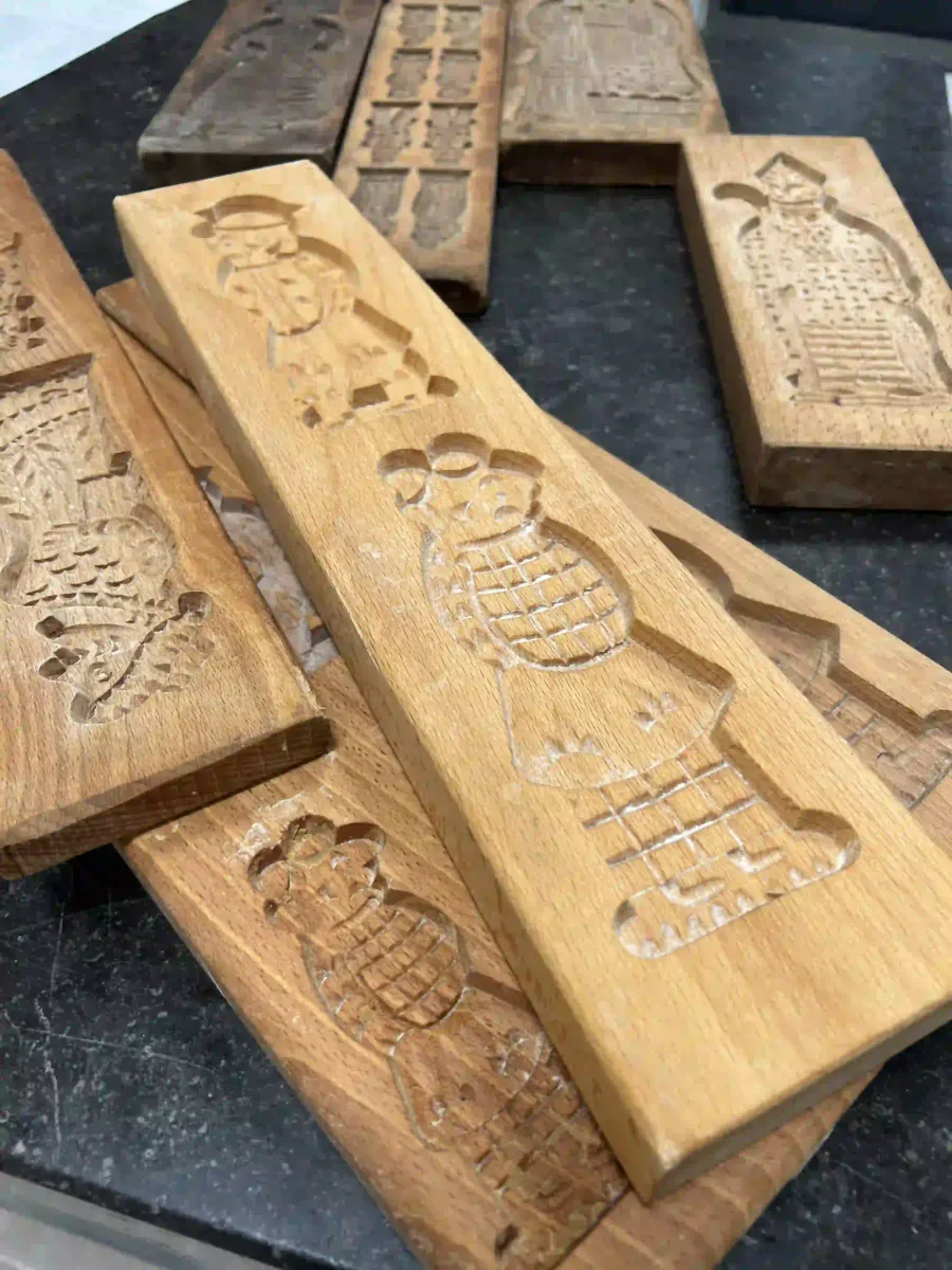 Moules à spéculoos en bois avec des motifs sculptés.
