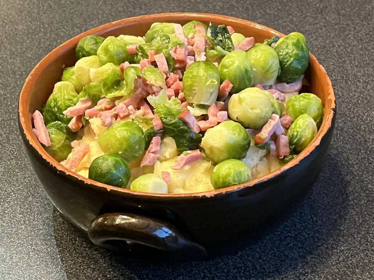 Hearty mash with Brussels sprouts and smoked bacon