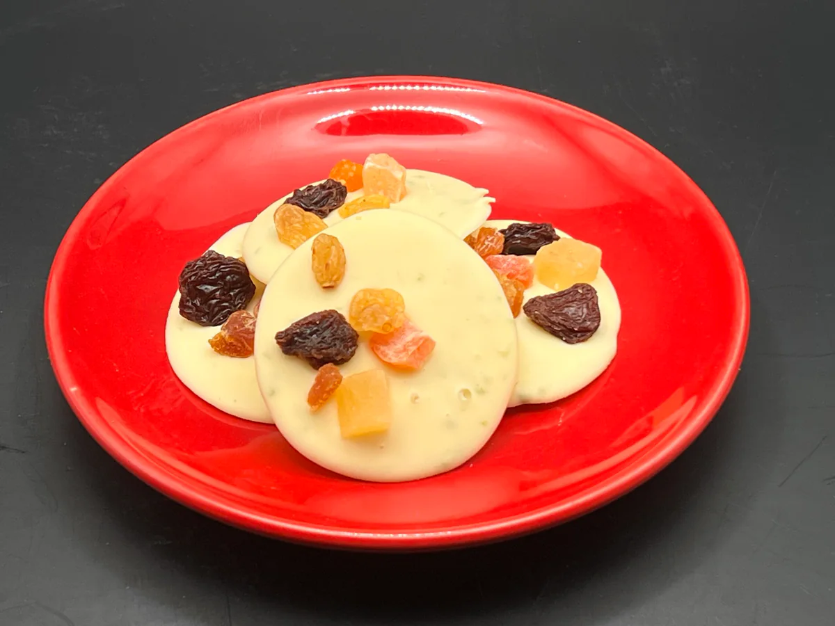 Studentenhaver van witte chocolade met gedroogd fruit