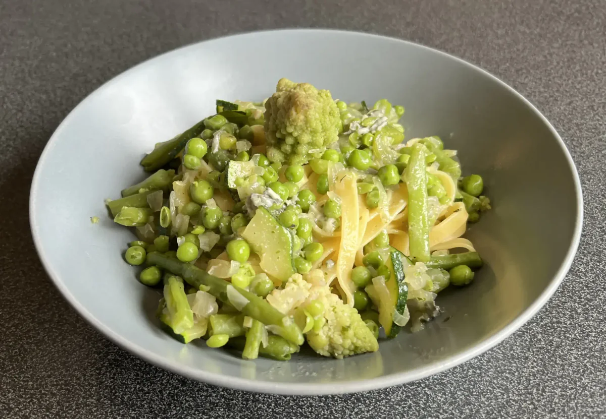 Tagliatelle met groene groenten en blauwe kaas