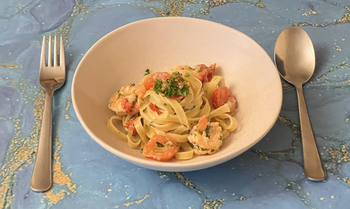 Tagliatelle mit Garnelen, Blauschimmelkäse und Kirschtomaten