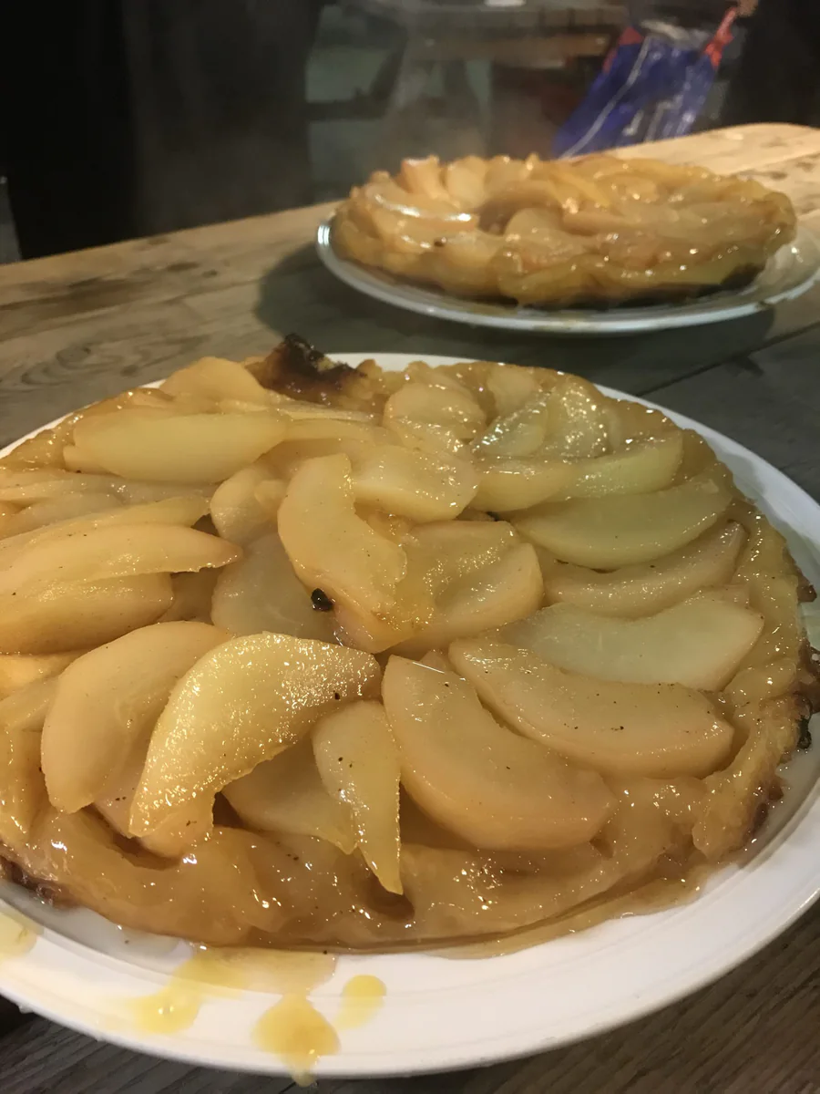 Omgekeerde tarte tatin met plakjes peer.