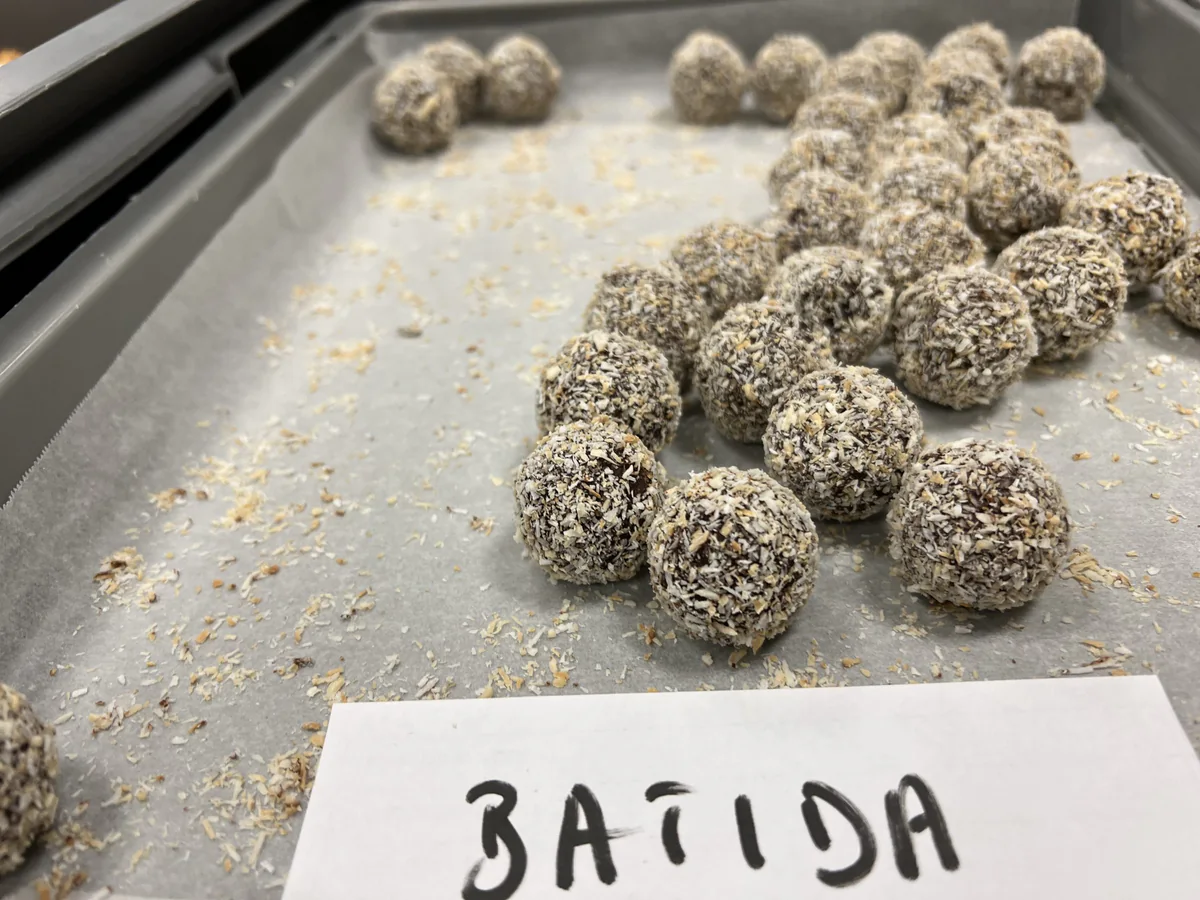 Zartbitter-Hohlkugeltrüffel mit Batida-de-Coco-Ganache, in Kokosraspeln gewälzt
