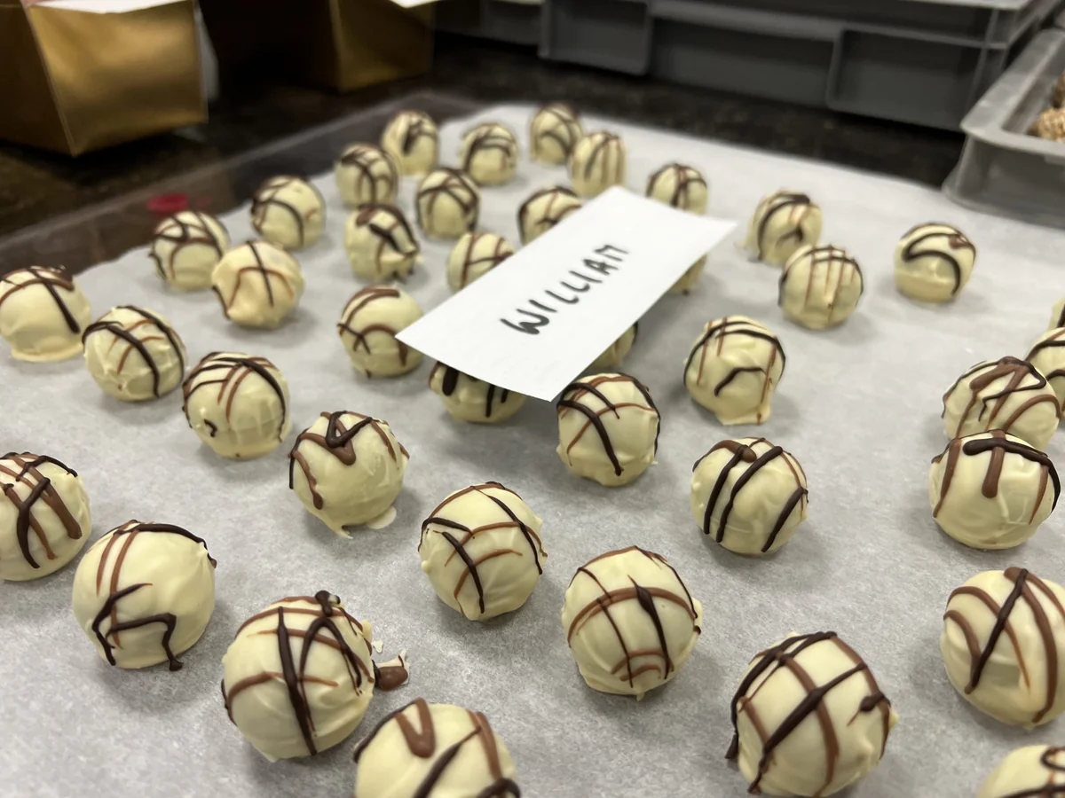 Weiße Schokoladenhohlkugeln mit Poire-William-Ganache und Zartbitterschokolade