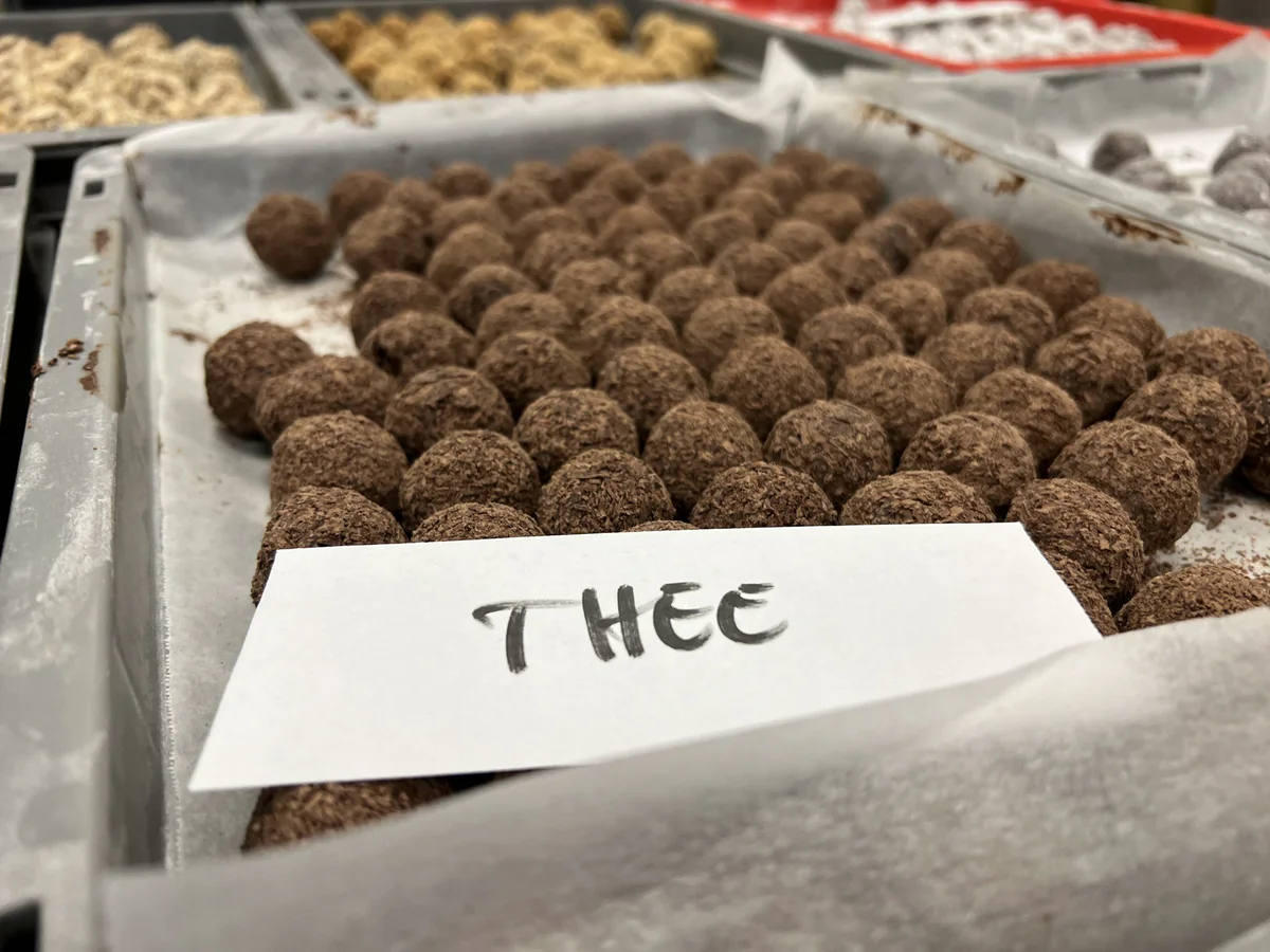 Zartbitter-Hohlkugeltrüffel mit Teeganache