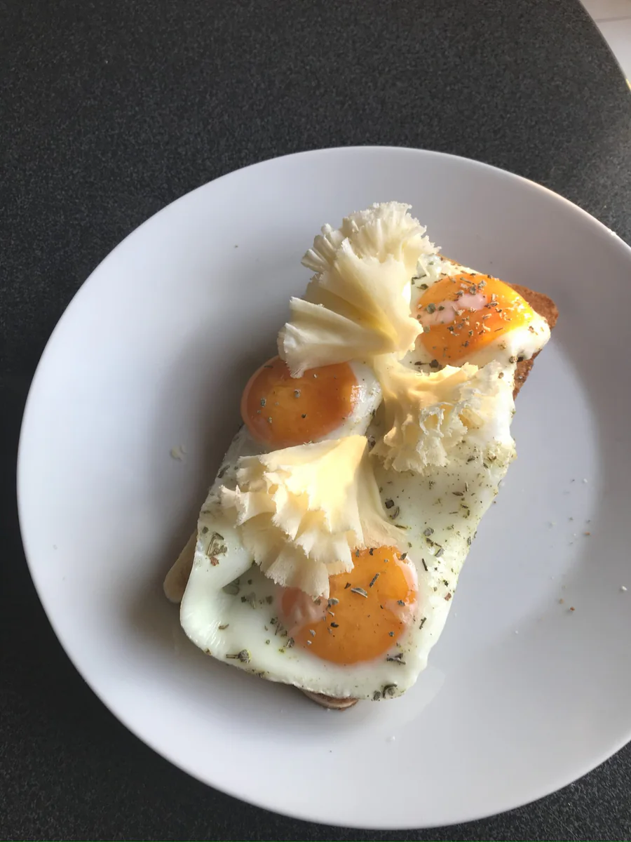 Spiegelei-Toast Deluxe mit Tête de Moine