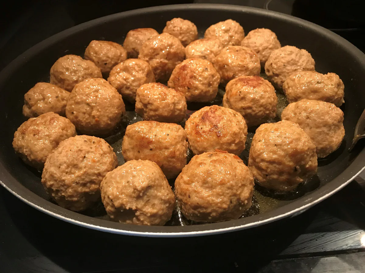 Dorar albóndigas en la sartén.