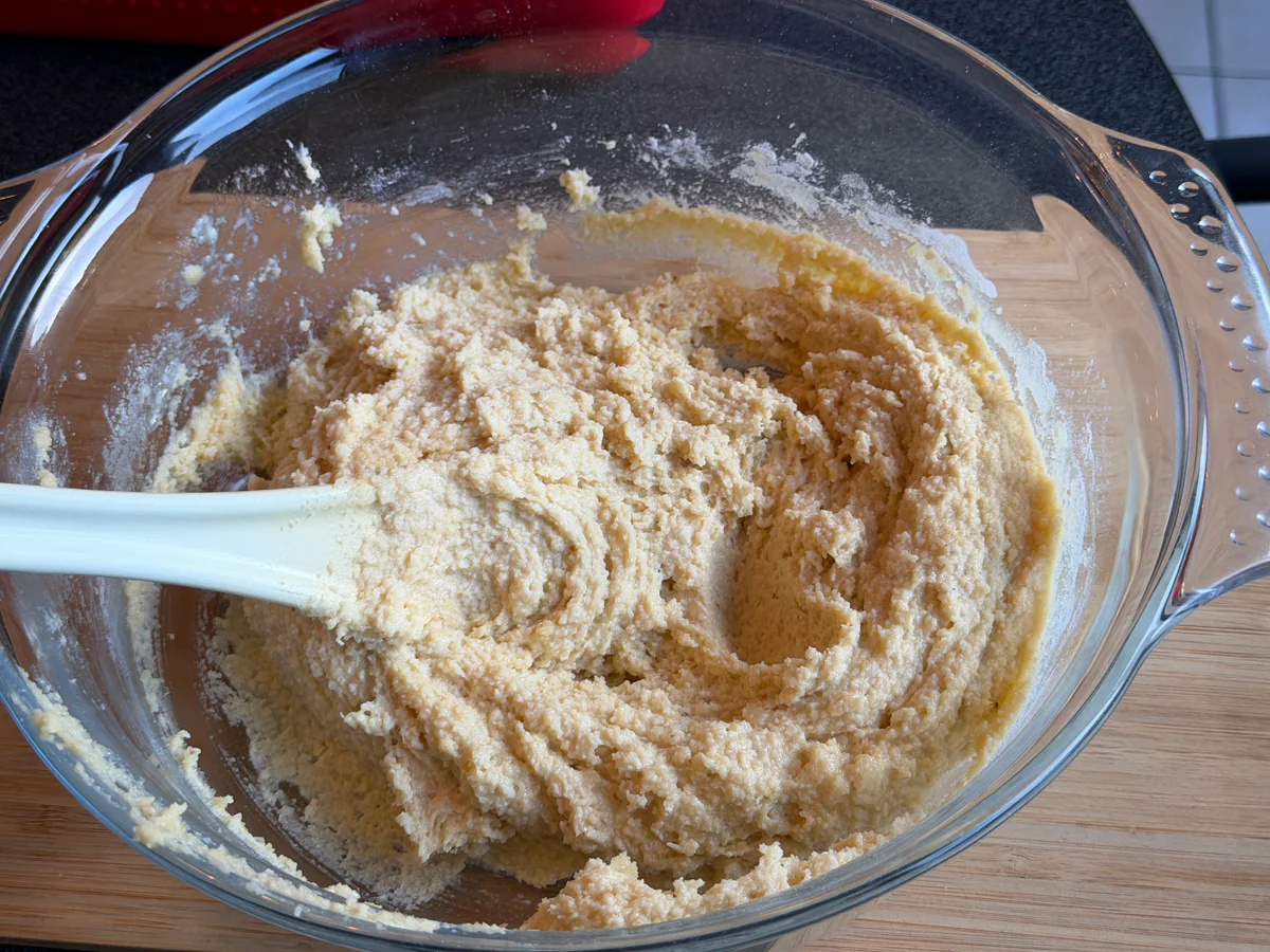 Gemengde frangipane in een glazen kom