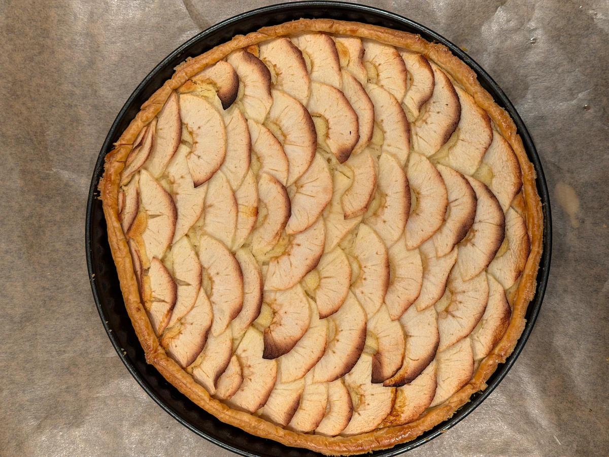 Gebakken appeltaart met goudbruine randen in de taartvorm