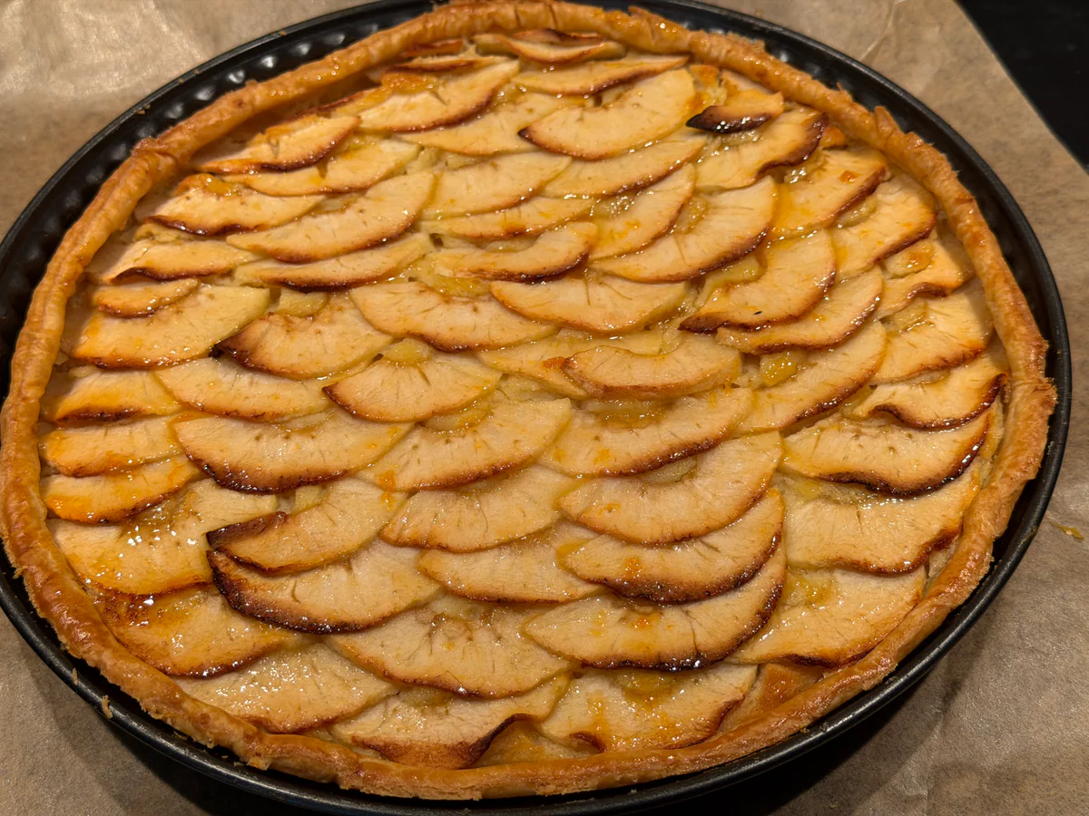 Appeltaart met een glanzend laagje abrikozengelei