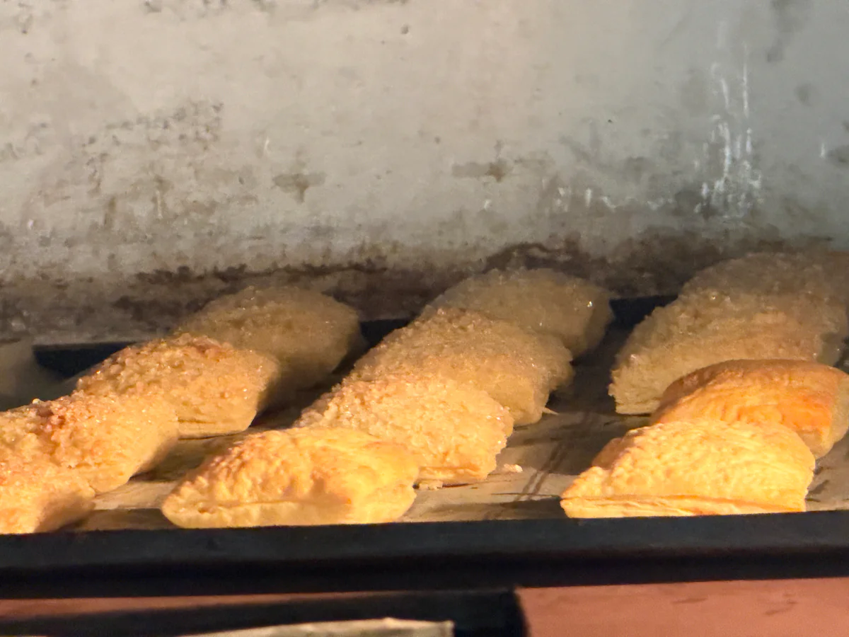 Die gezuckerten Blätterteigkuchen gehen im Ofen auf.
