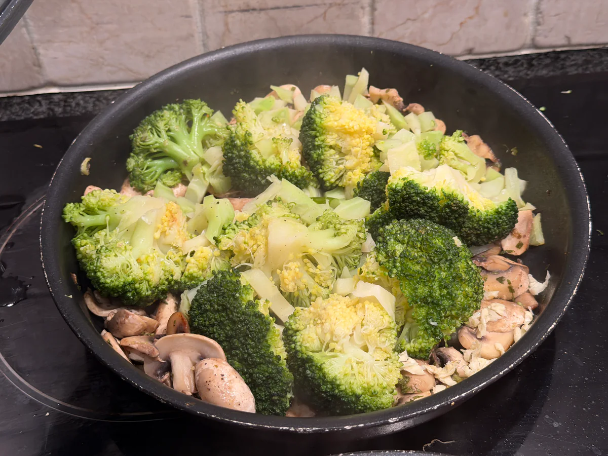 Broccoli en gesneden champignons samen in de pan