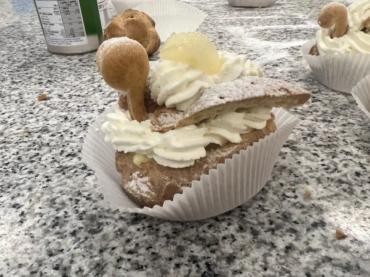 Brandteigschwan mit Schlagsahne gefüllt.