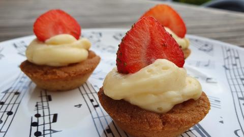 bretoens-koekje-met-creme-en-aardbei