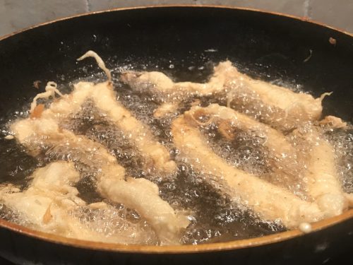 Vis in tempura in olie bakken