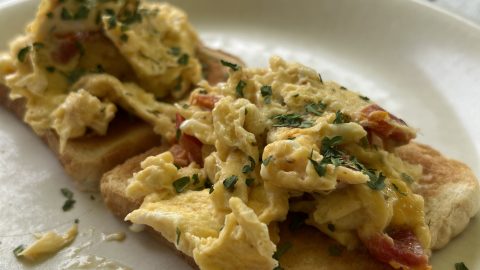 Scrambled eggs with toast and sun-dried tomatoes