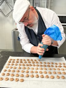 Spuiten van vulling sneeuwballen Jo Huys