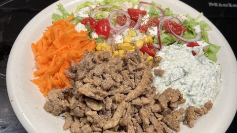 pitaschotel Huys (vlees - tzatziki - mais - wortel - ijsbergsla - kerstomaten - rode ui - feta - oregano - pezo