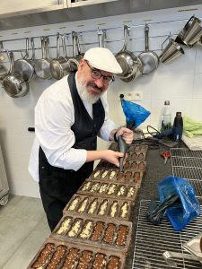 het vullen van sinterklaasvormen met praliné