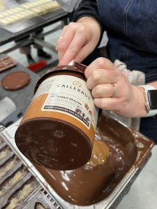 het bereiden van de vulling van hazelnootpraliné en fondant chocolade