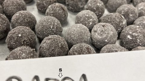 Fondant kogeltruffels met ganache van passoa afgewerkt met kristalsuiker