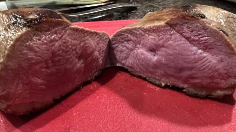 Gebakken eendenborst open gesneden