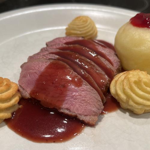 Menu met rode portsaus met bessen en warme appeltjes