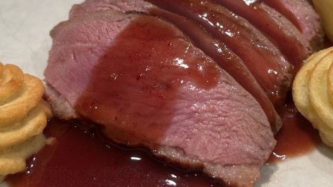 Menu met rode portsaus met bessen