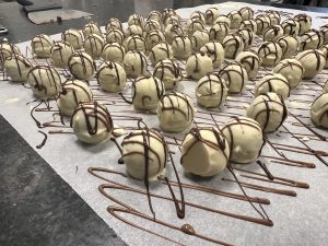 witte chocoladekogels gespritst met poire williams ganache