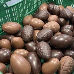 Mand met grote paaseieren melk en fondant