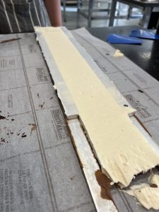crème uitspreiden tussen 2 latten