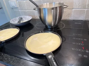 Pannenkoeken bakken met 2 pannen_result