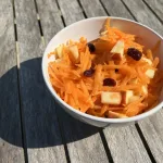 Wortelsalade met appel en rozijnen