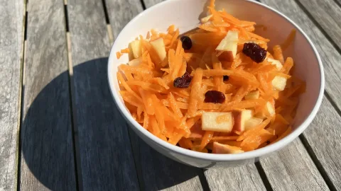 Wortelsalade met appel en rozijnen