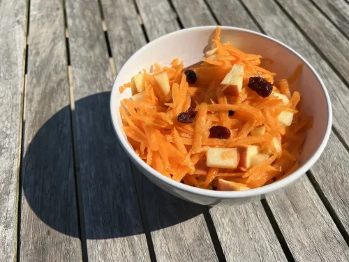 Wortelsalade met appel en rozijnen