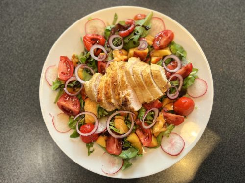 Zomerse maaltijdsalade met kip en perzik