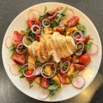 Zomerse maaltijdsalade met kip en perzik