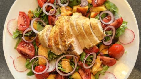Zomerse maaltijdsalade met kip en perzik